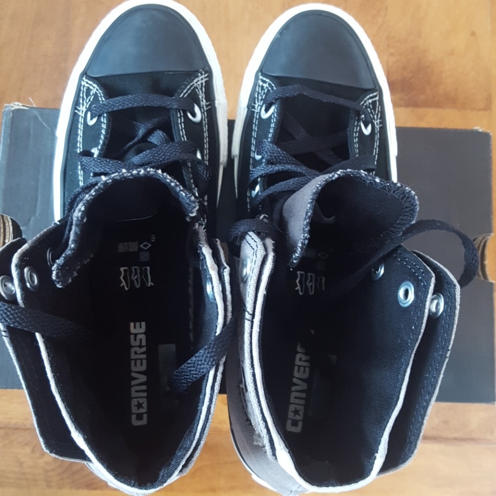 Host Pick!!🖤Converse Sneakers🖤Unisex - Picture 4 of 7